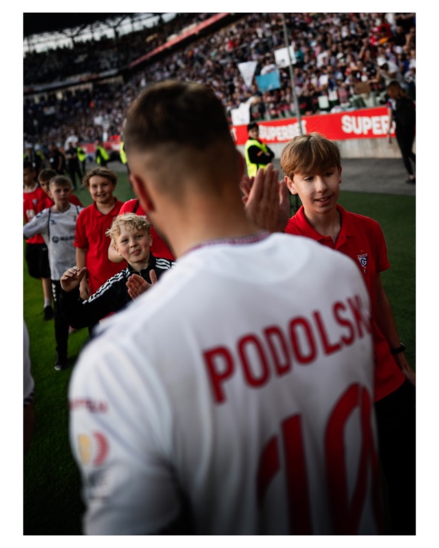 Lukas Podolski mit Kindern im Stadion, fotografiert von Marcin
